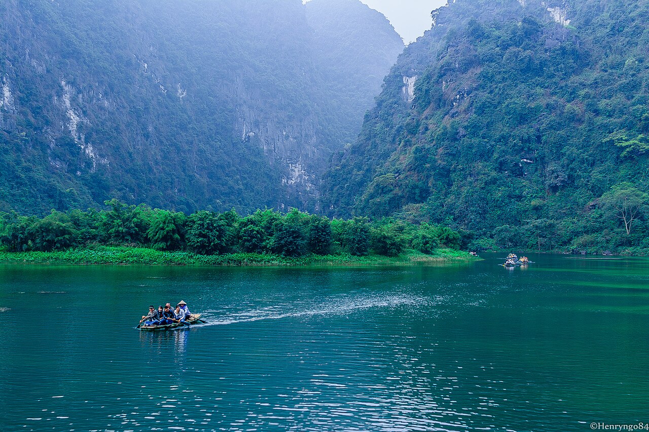 Chiếc thuyền nhỏ trên mặt sông giữa núi