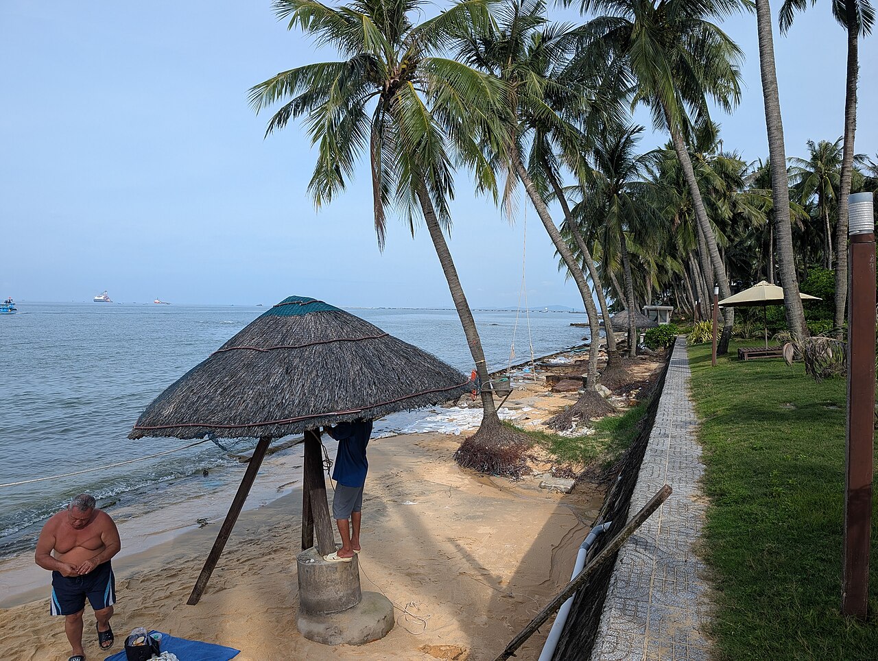 Bãi biển trước một khu nghỉ dưỡng ở Phú Quốc