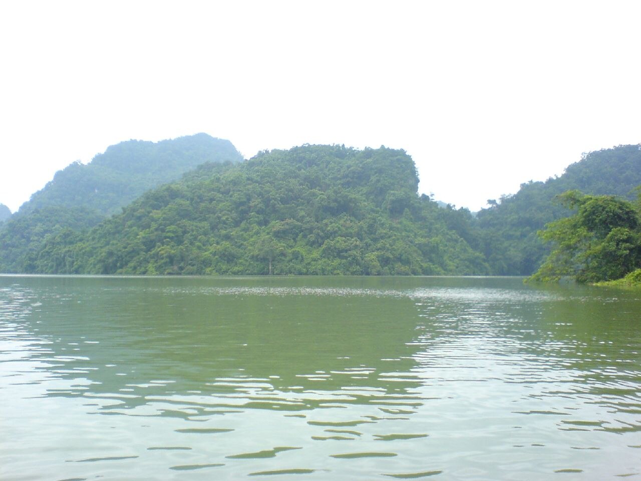 Mặt hồ Ba Bể xanh giữa núi rừng