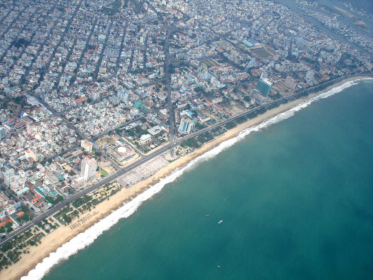Toàn cảnh thành phố và bờ biển Nha Trang