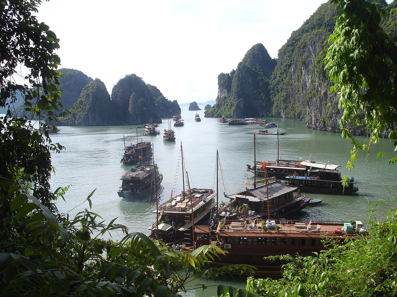 Tàu du lịch trên vịnh Hạ Long