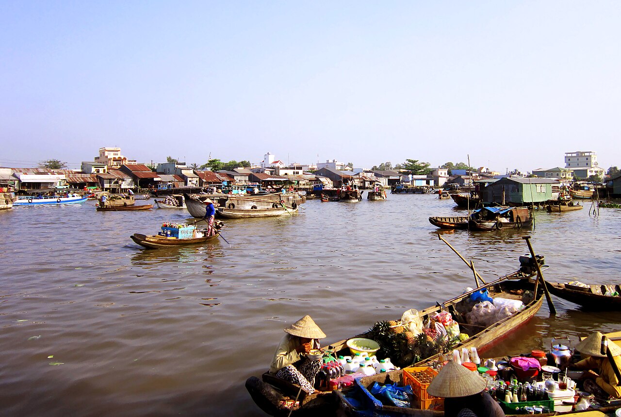 Ghe hàng nông sản ở chợ nổi Cái Răng