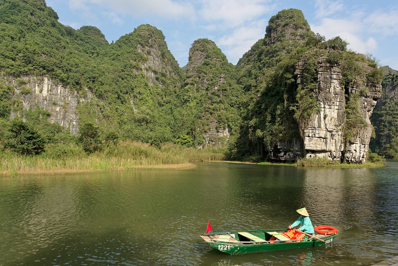 Đi thuyền Tràng An hay Tam Cốc? So sánh để chọn đúng cho chuyến Ninh Bình