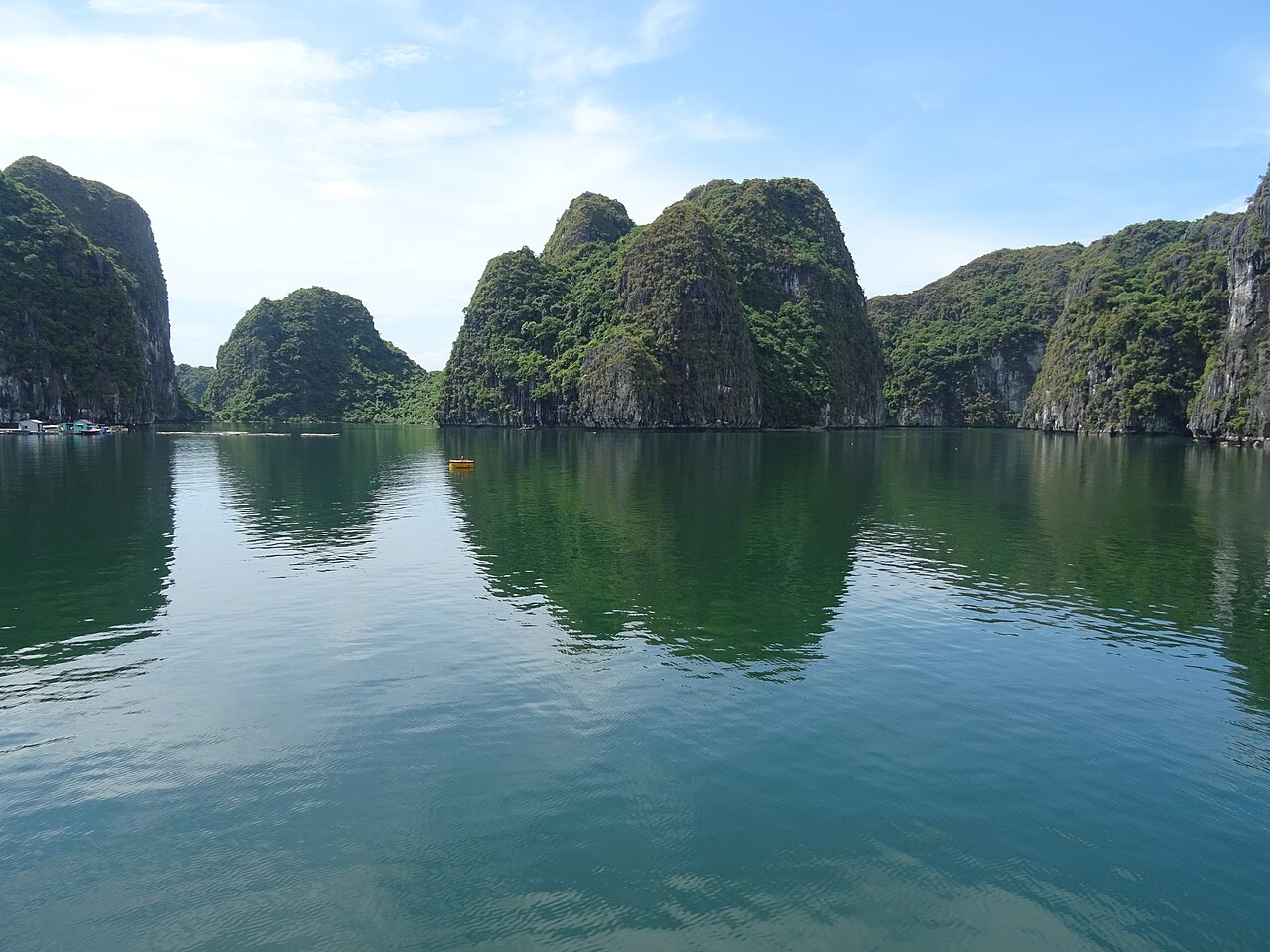 Mặt nước phẳng lặng giữa các đảo đá vôi vịnh Lan Hạ