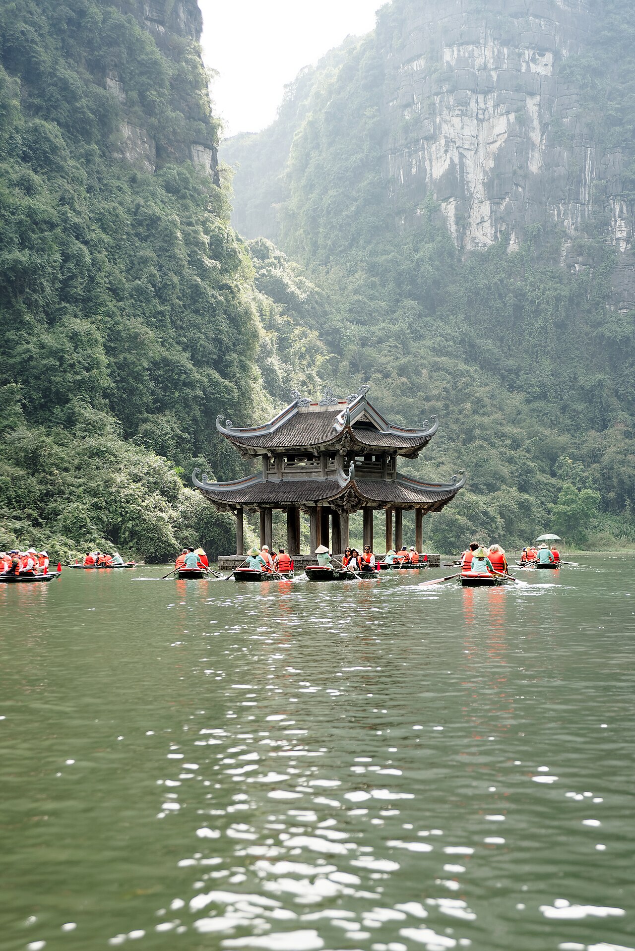 Ngôi đền giữa quần thể Tràng An
