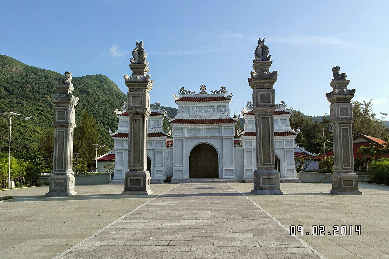 Cổng tam quan nghĩa trang Hàng Dương