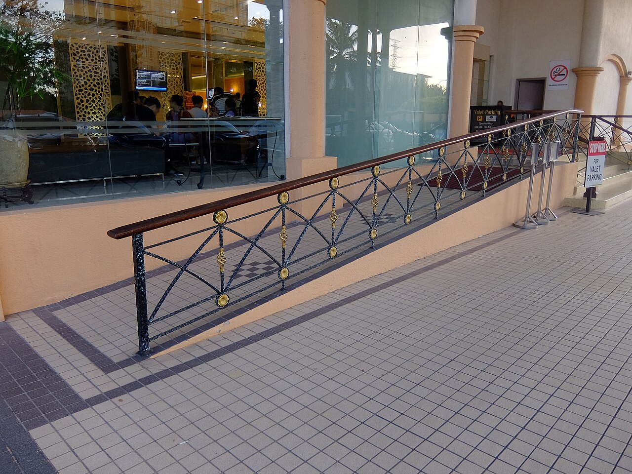 Lối đi dốc cho xe lăn ở lối vào khách sạn