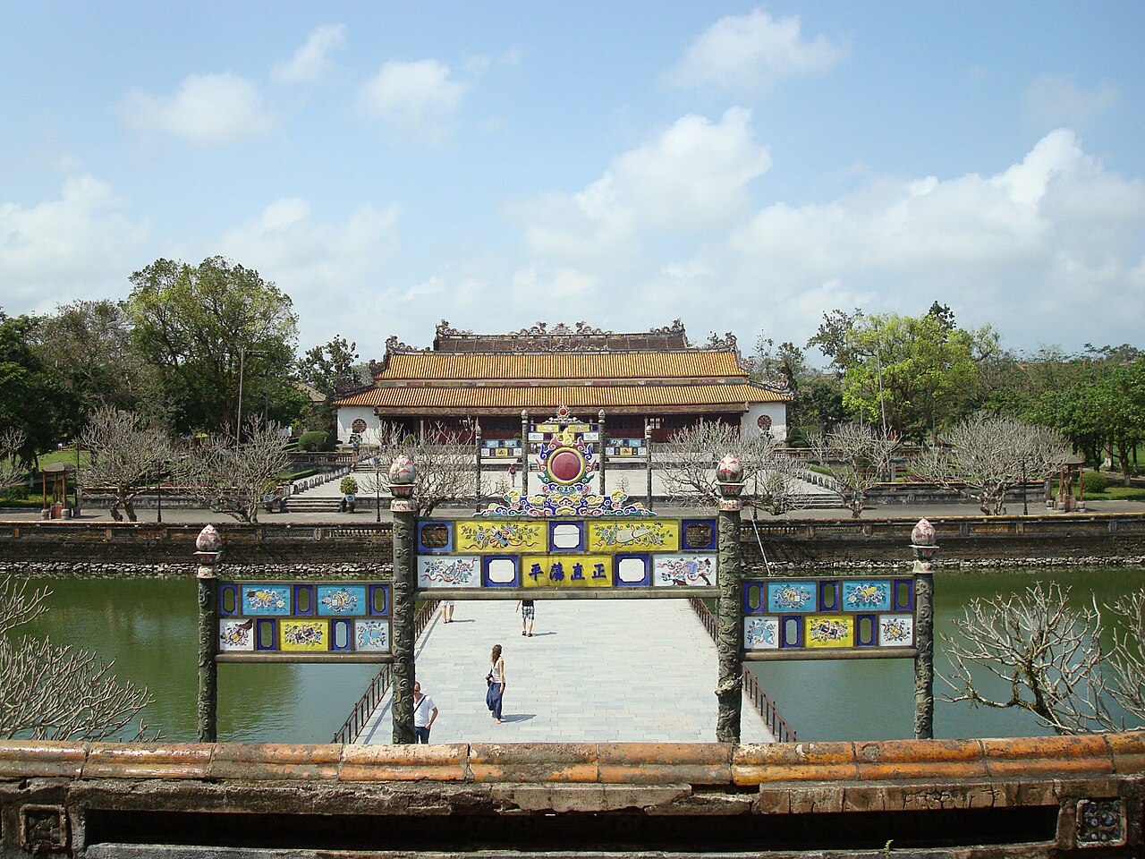 Cổng và hồ nước trong Đại Nội Huế