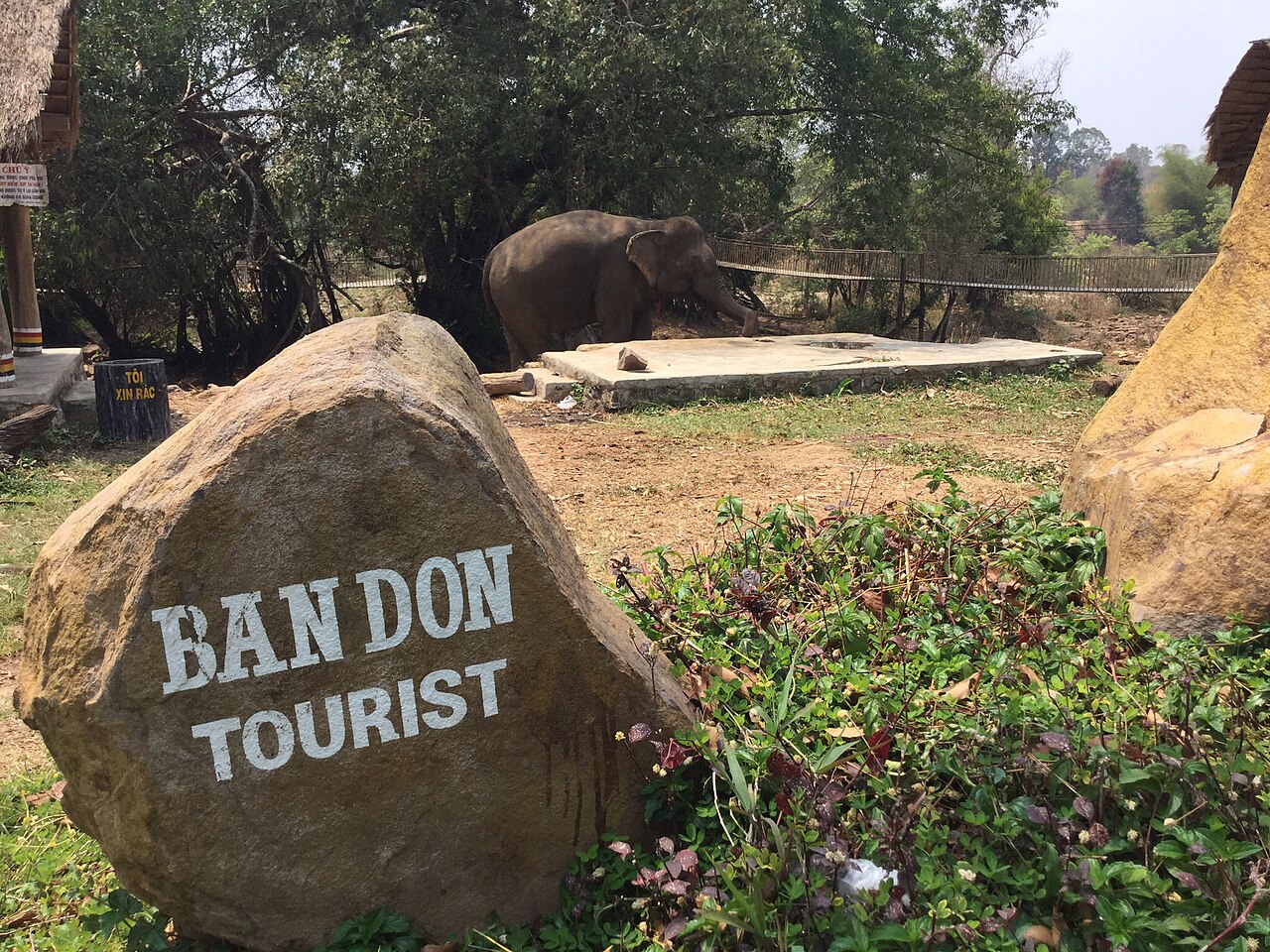 Bia đá khu du lịch Bản Đôn