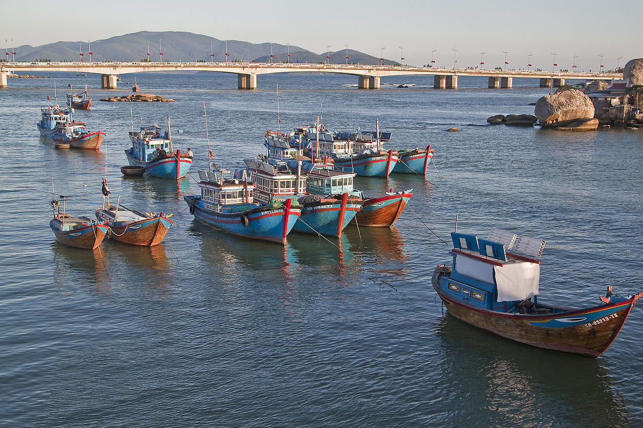 Thuyền đánh cá trên sông Cái Nha Trang