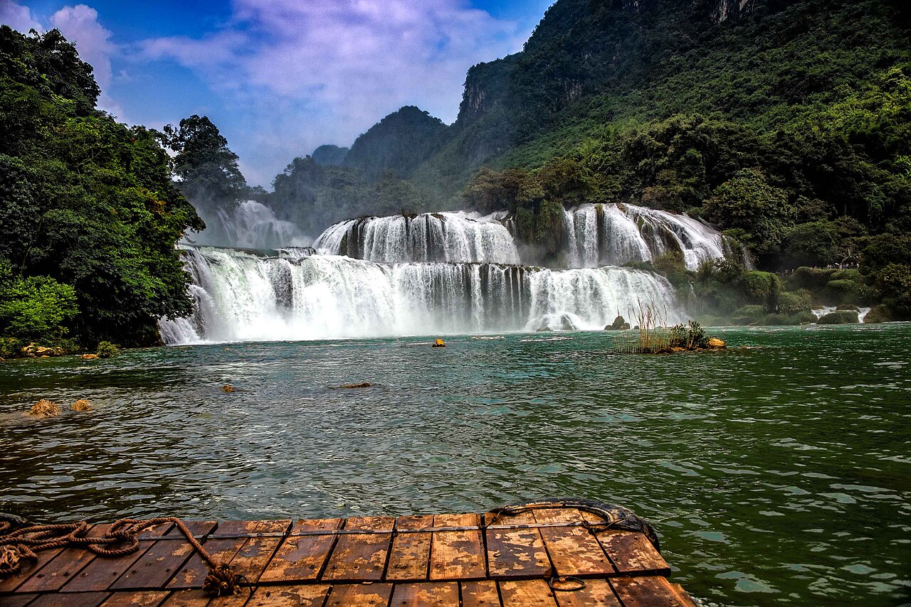 Nét đẹp Cao Bằng: thác Bản Giốc, đi bè tre sông Quây Sơn, động Ngườm Ngao và non nước vùng biên