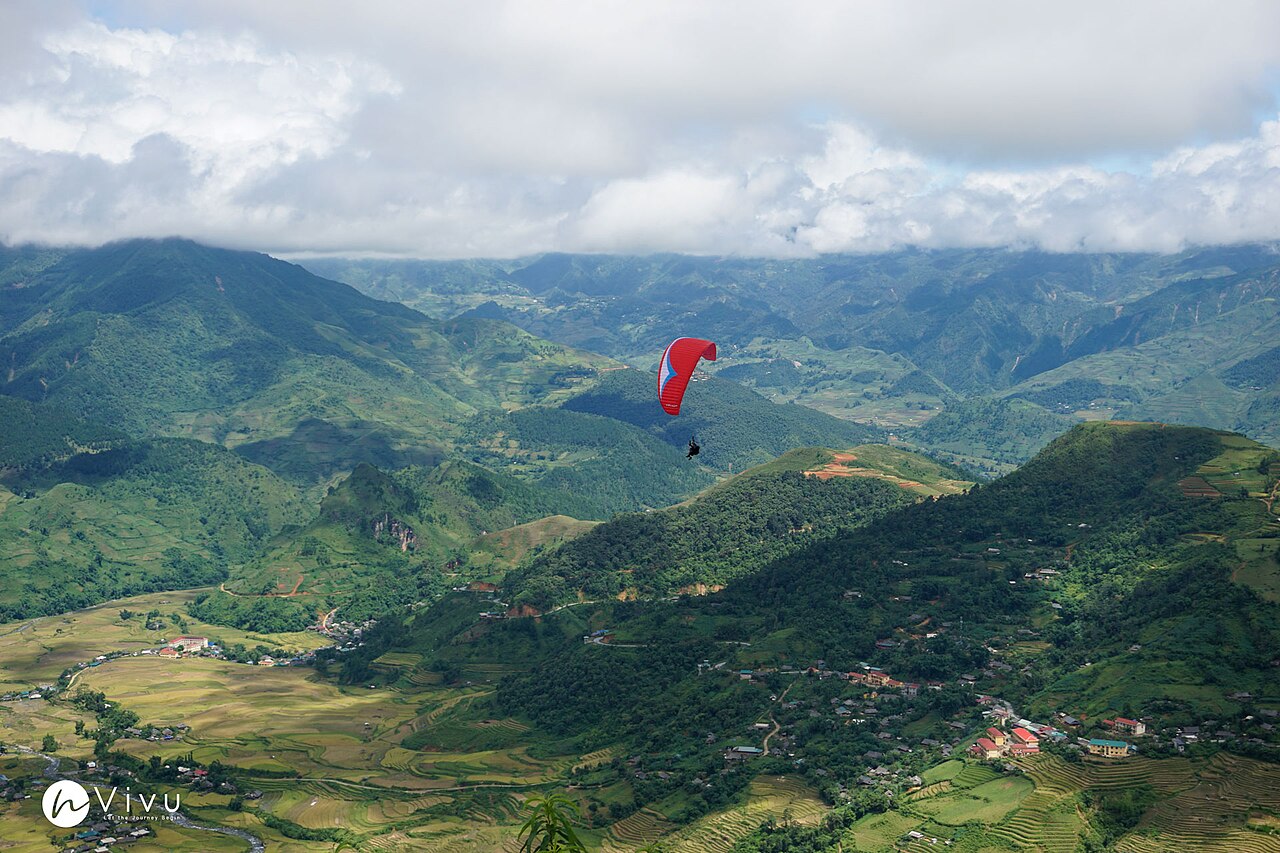 Dù lượn trên bản Lìm Mông