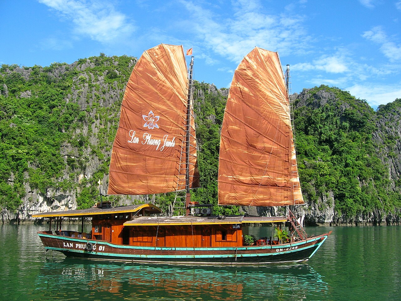 Thuyền buồm truyền thống trên vịnh