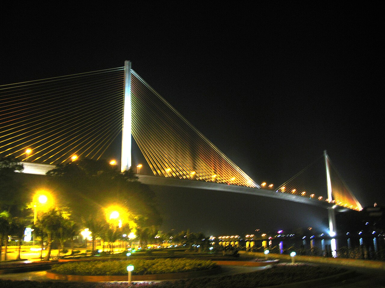 Cầu Bãi Cháy về đêm