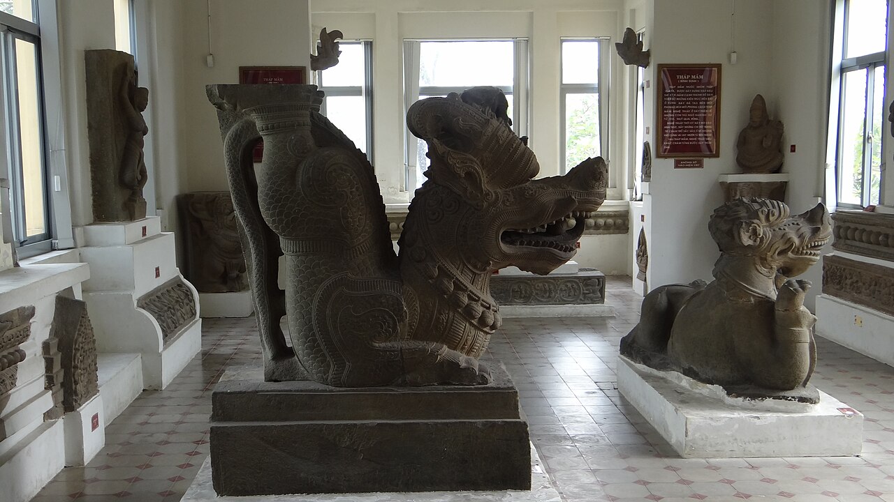 Phòng trưng bày tượng Chăm Pa