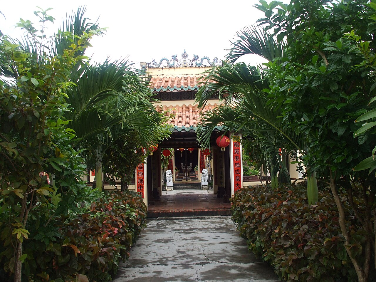Đền thờ họ Mạc dưới chân núi Bình San