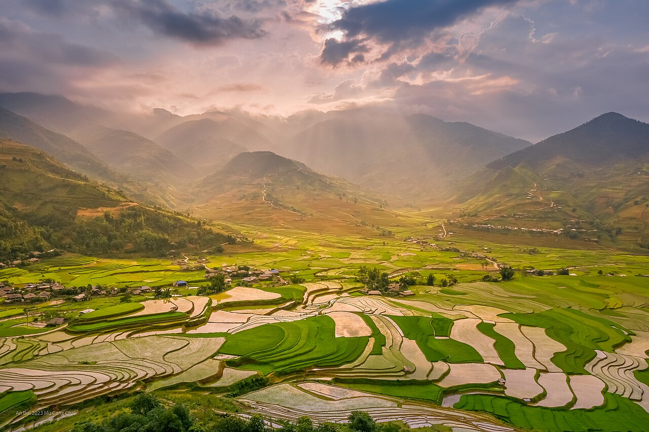 Hoàng hôn trên ruộng bậc thang mùa nước đổ