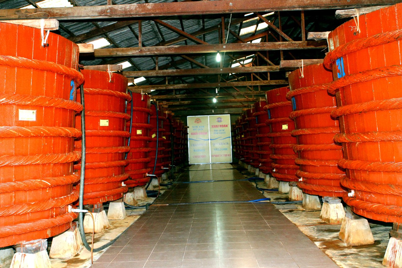 Những thùng ủ nước mắm lớn ở Phú Quốc