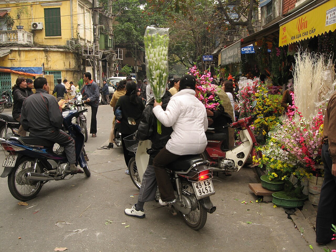 Nhịp sống trên đường phố Hà Nội
