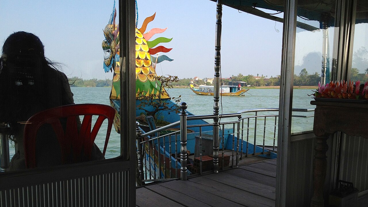 Bên trong thuyền rồng trên sông Hương