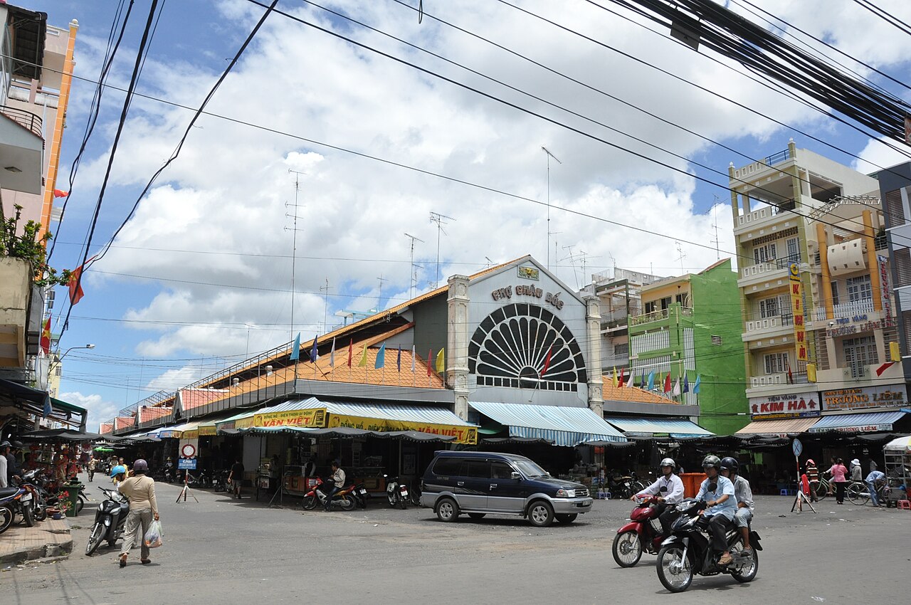 Chợ Châu Đốc nhộn nhịp