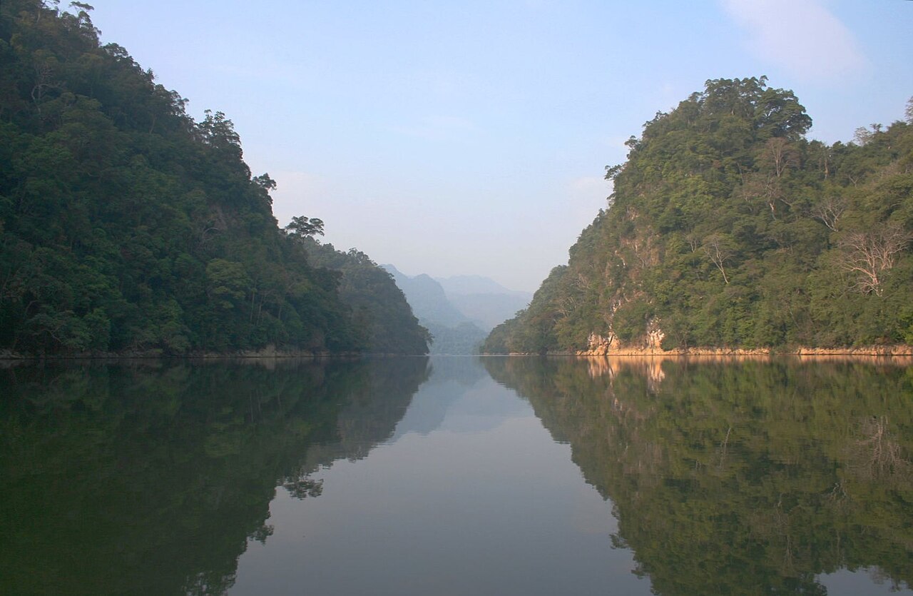 Boating on Ba Be Lake: Puong Cave, Fairy Pond, Dau Dang Waterfall, boat rental prices and travel tips