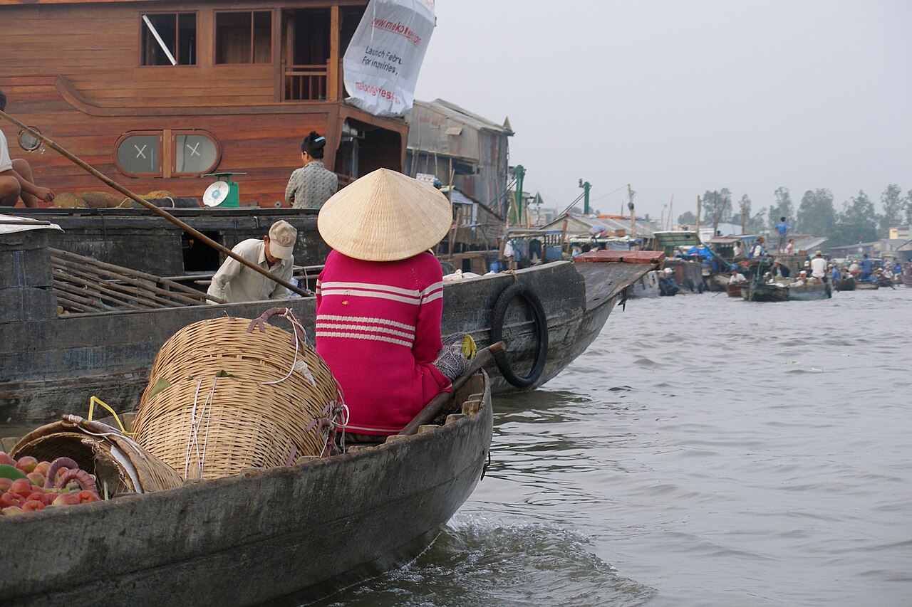Người bán hàng trên ghe ở chợ nổi