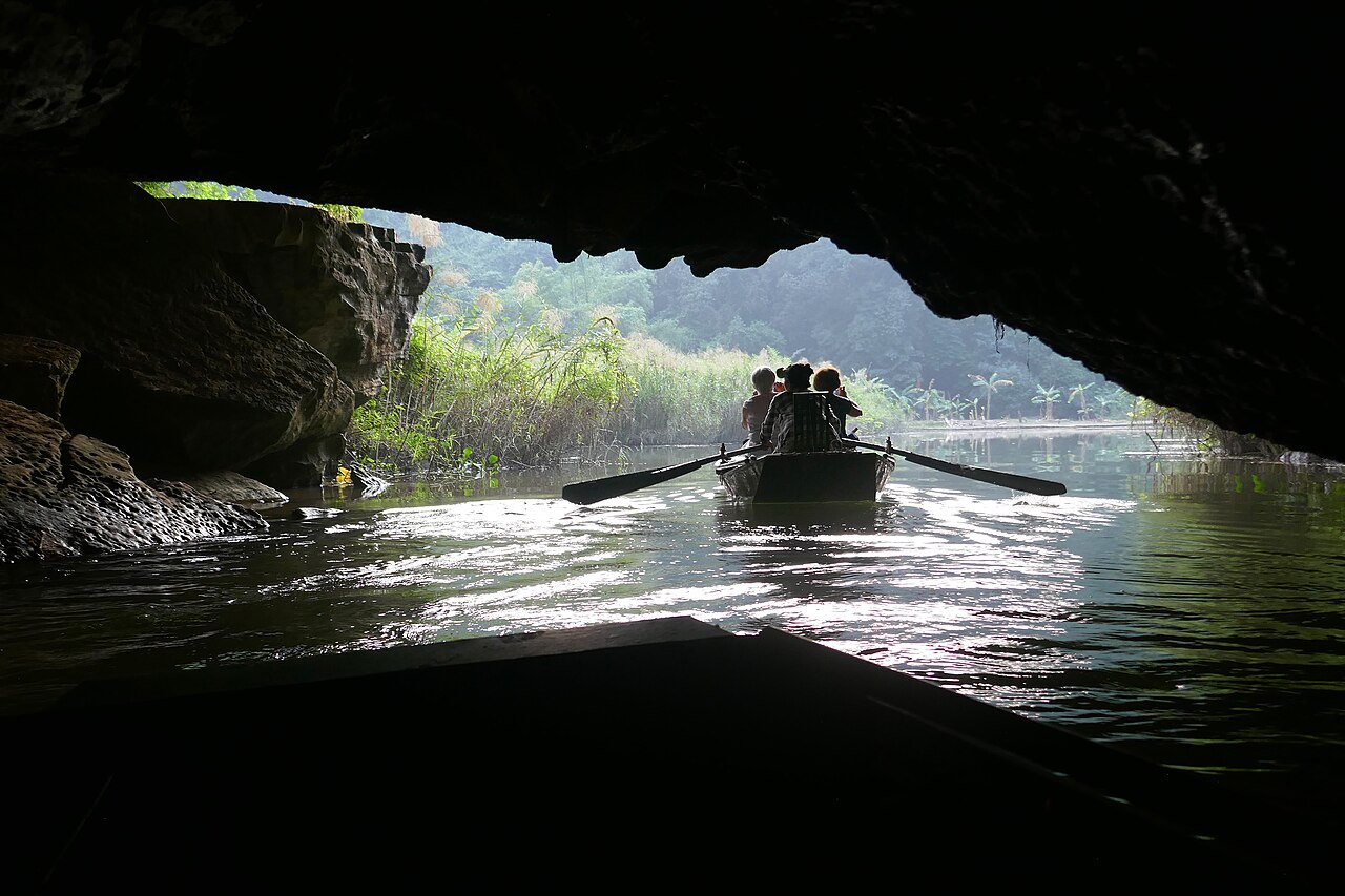 Thuyền nan đi xuyên hang nước ở Tam Cốc