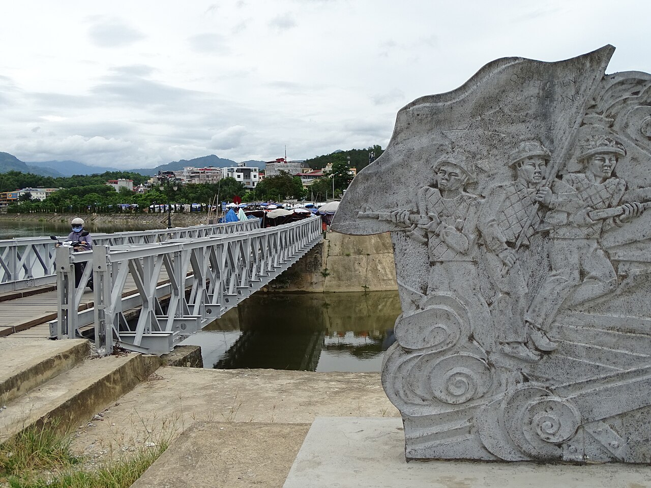 Cầu Mường Thanh và phù điêu