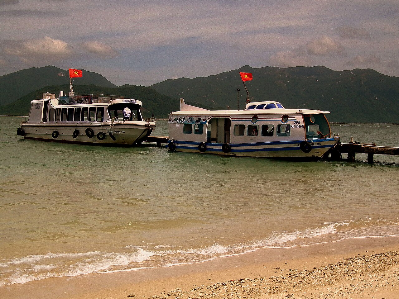 Tàu du lịch cập bến Đảo Khỉ