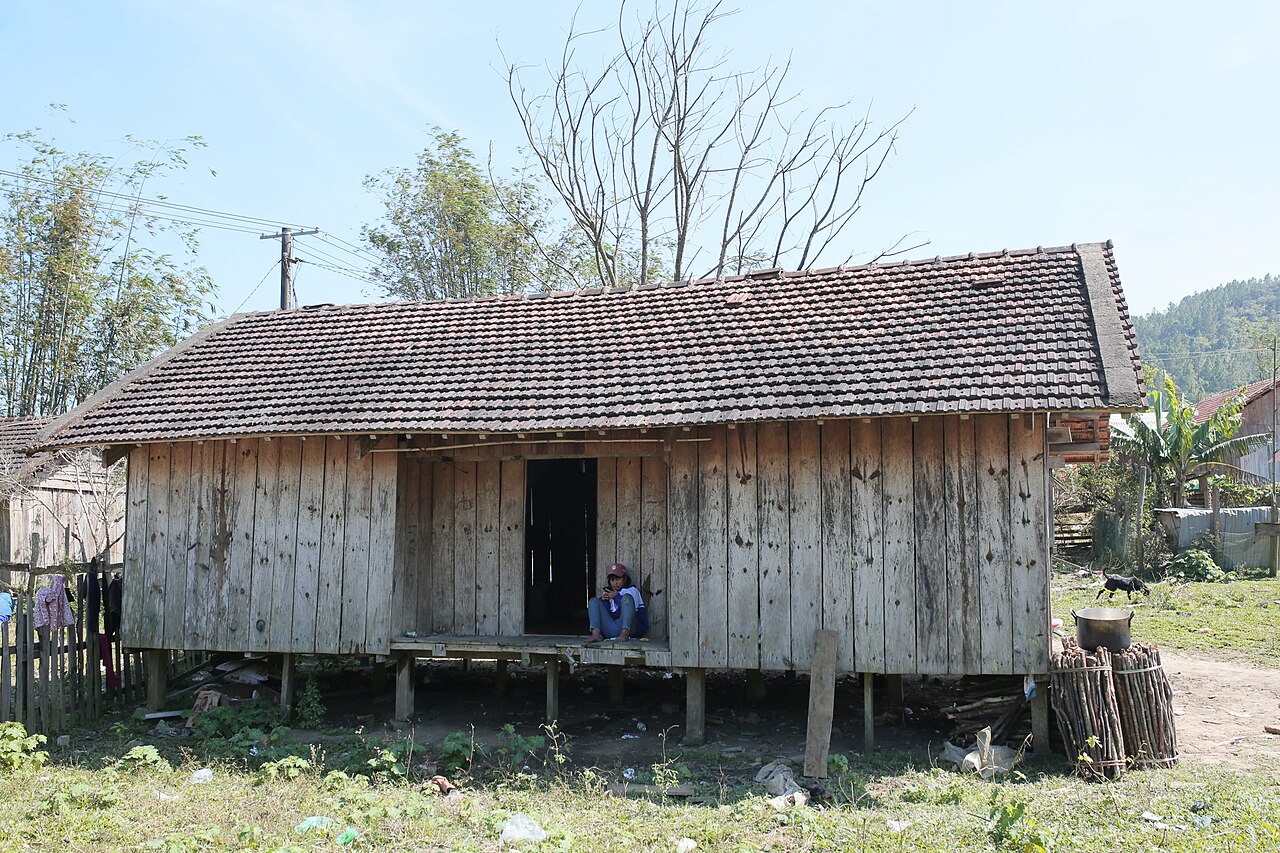 Nhà gỗ ở làng Kon Pring