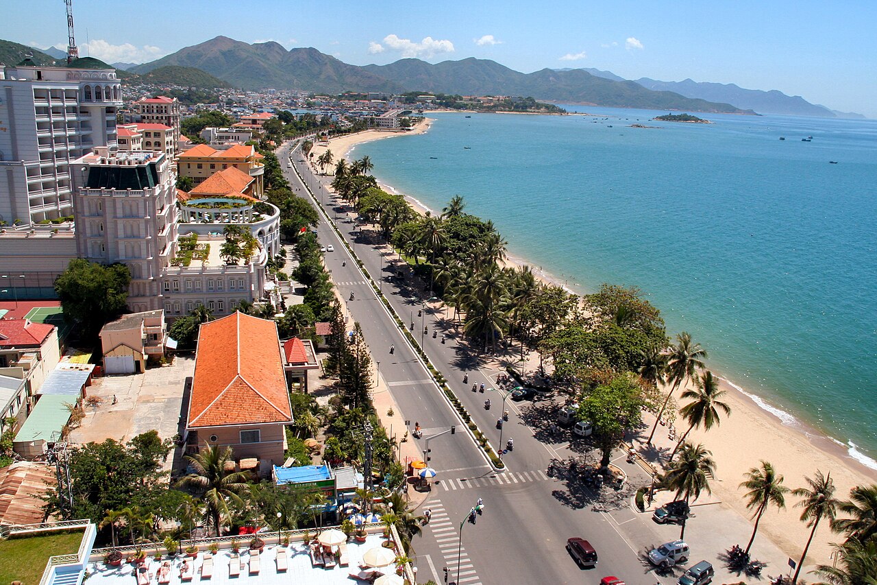 Đường Trần Phú và bãi biển Nha Trang nhìn từ trên cao