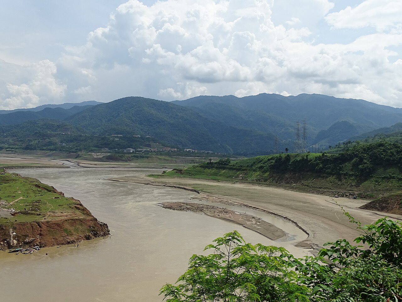 Thung lũng và dòng sông trên cung đường Tây Bắc
