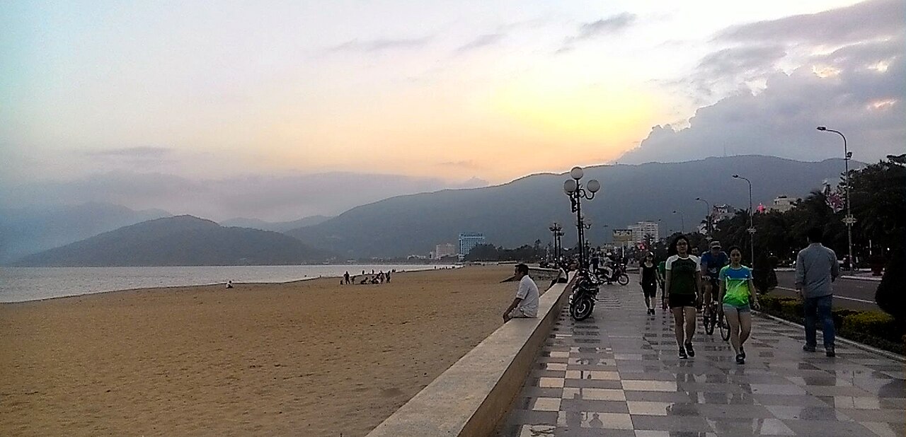 Con đường đi bộ ven biển Quy Nhơn