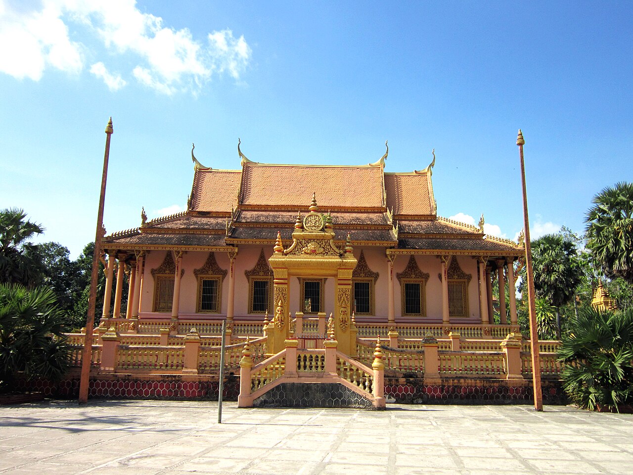 Chùa Khmer mái đỏ ở Sóc Trăng