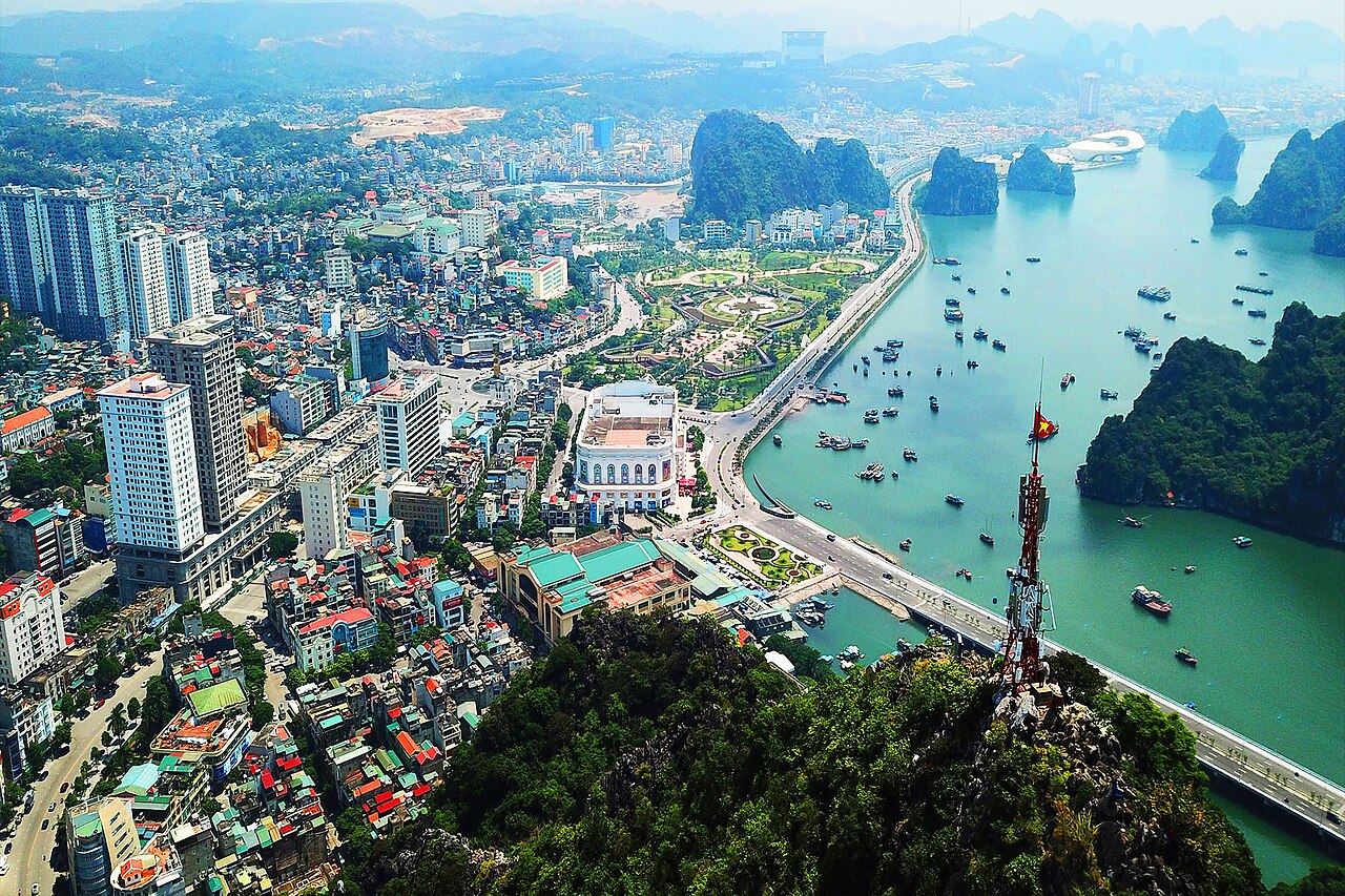 Toàn cảnh thành phố và vịnh Hạ Long
