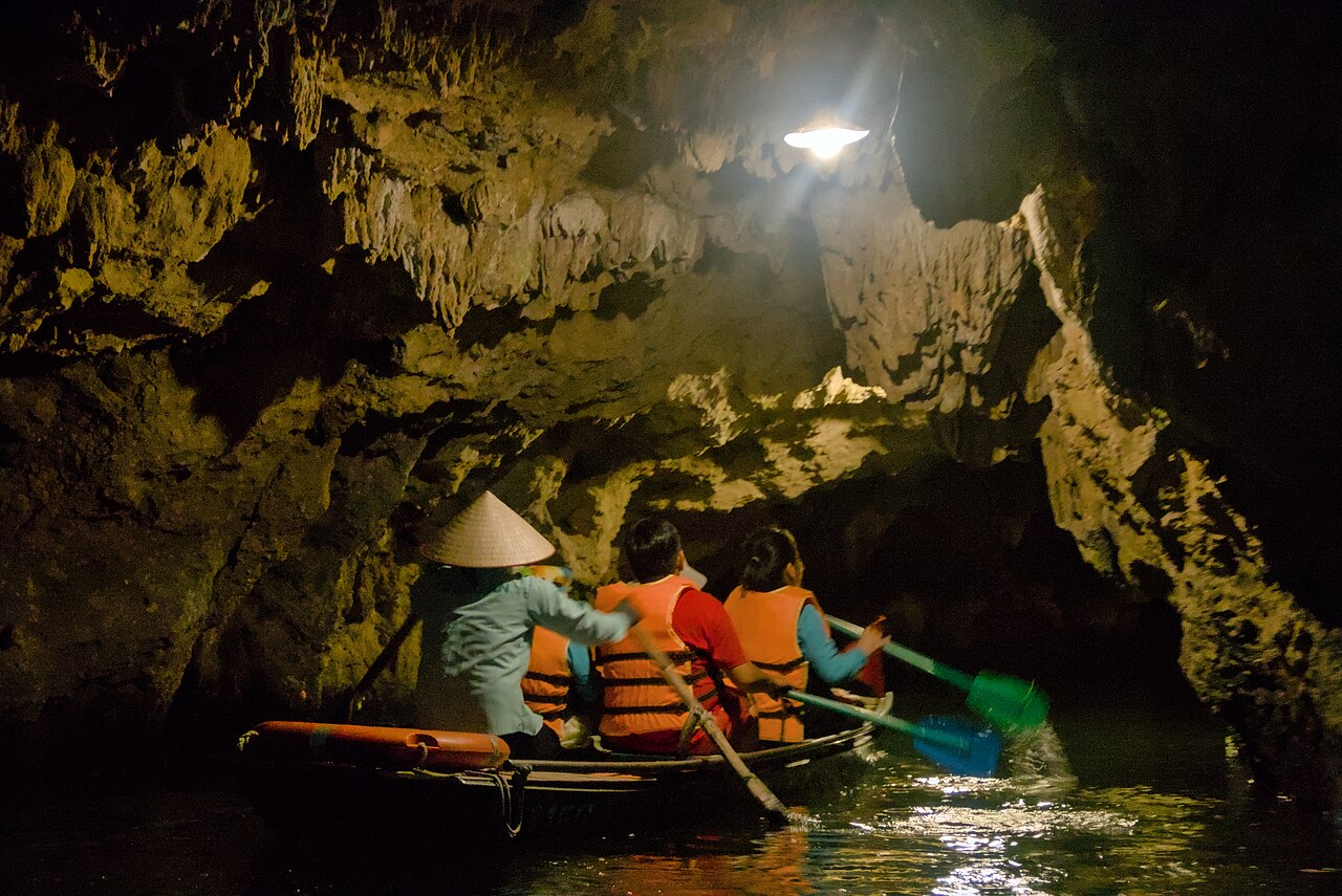 Du khách trong hang động ở Tràng An