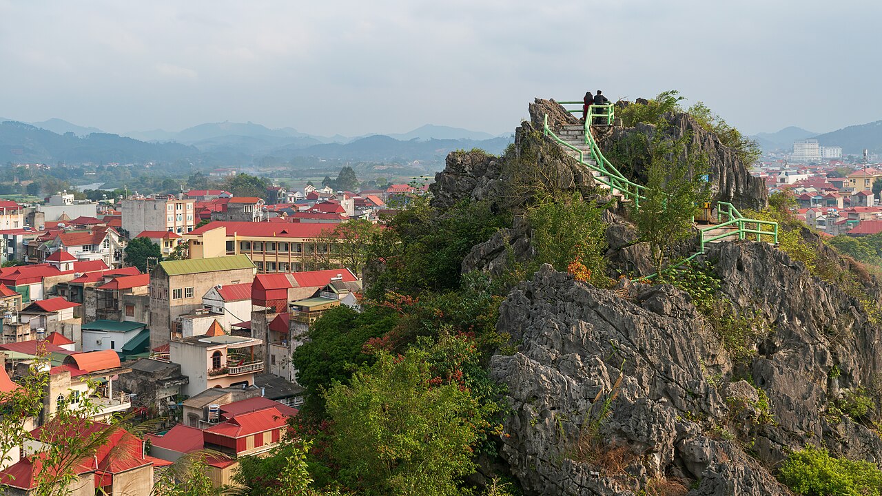 Núi Phai Vệ nhìn xuống thành phố Lạng Sơn