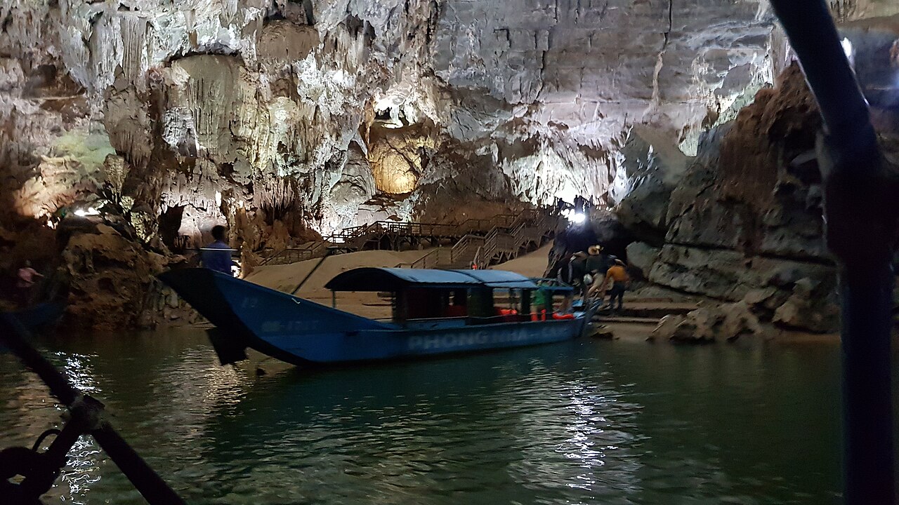 Thuyền du lịch neo trong động Phong Nha