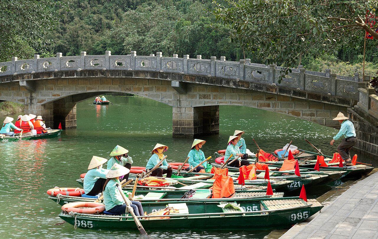 Thuyền chở khách ở bến Tràng An