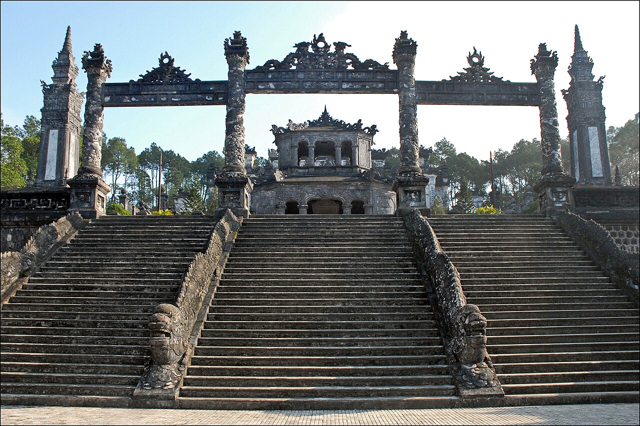 Bậc thang dẫn lên sân chầu lăng Khải Định