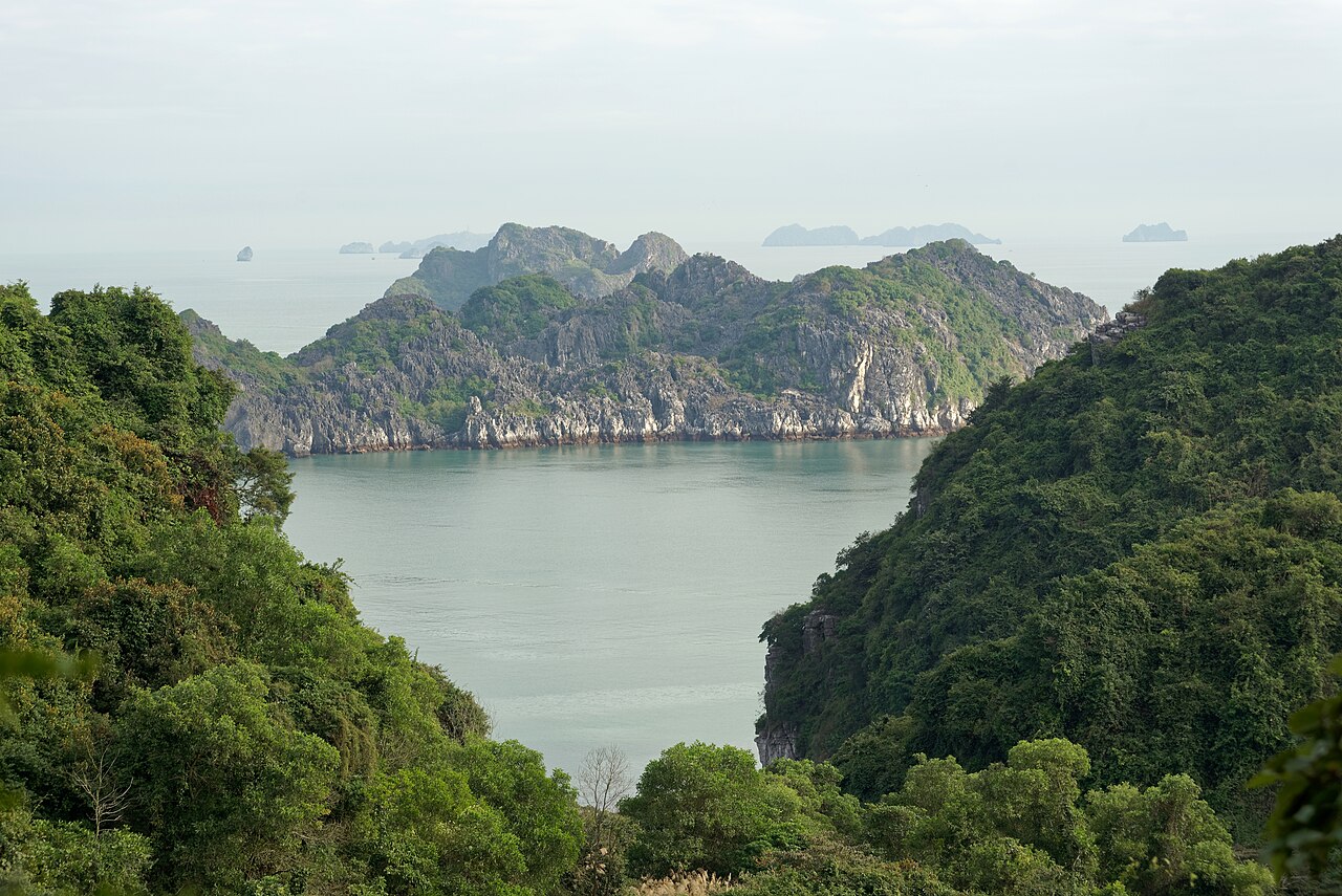 Toàn cảnh biển nhìn từ pháo đài Thần Công, Cát Bà