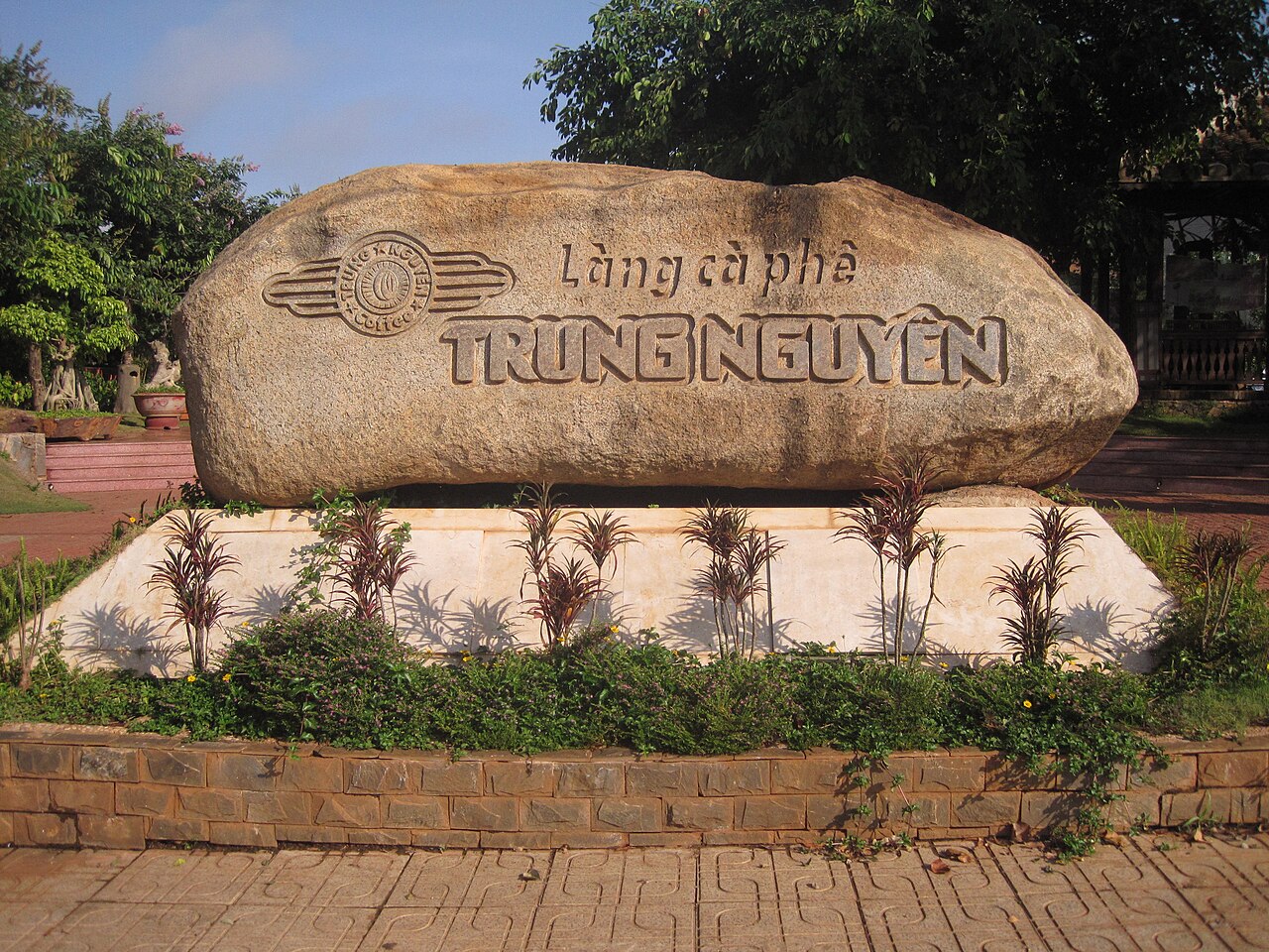 Cổng Làng cà phê Trung Nguyên