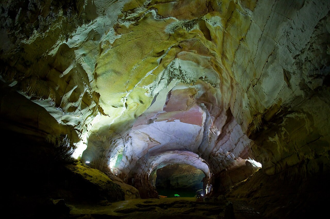 Bên trong hang Phong Nha