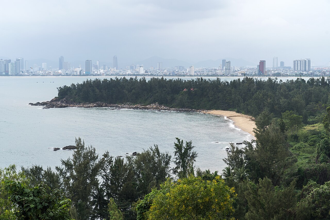 Bờ biển xanh và thành phố Đà Nẵng nhìn từ trên cao