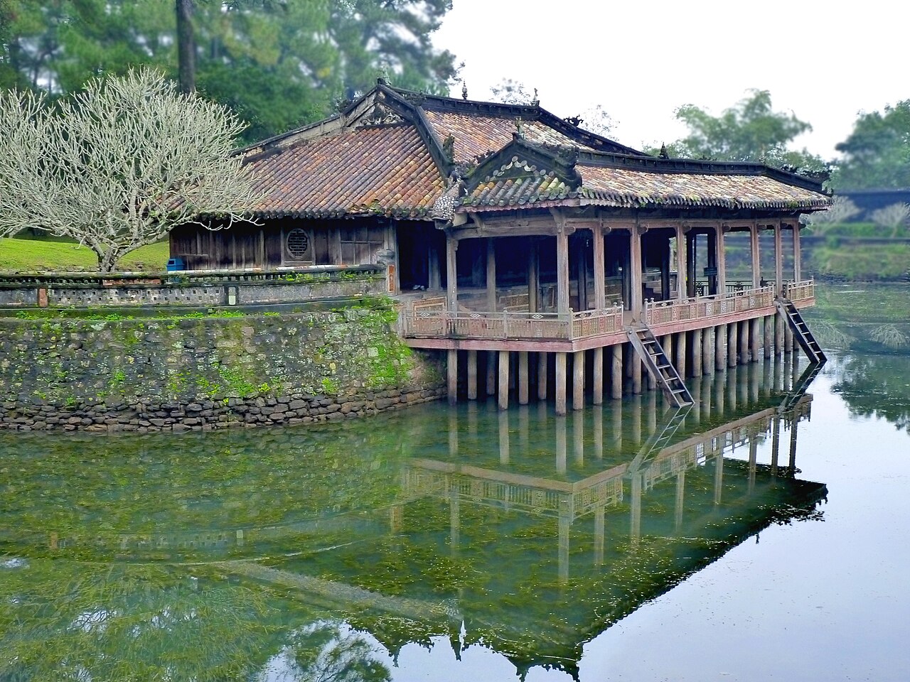 Thủy tạ Xung Khiêm bên hồ Lưu Khiêm