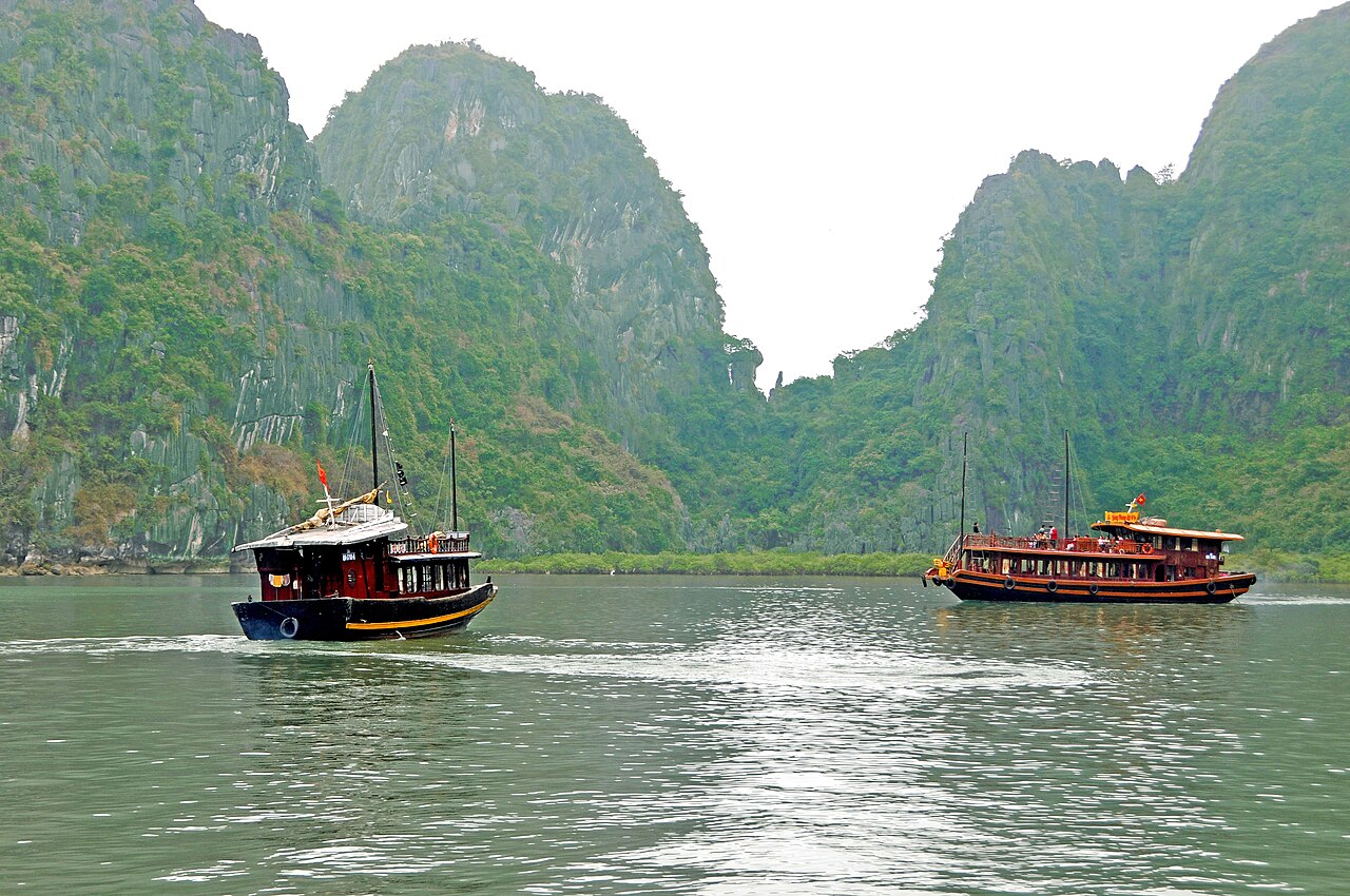 Đi du thuyền Hạ Long tháng mấy đẹp nhất? Lịch thời tiết và gợi ý theo từng tháng trong năm