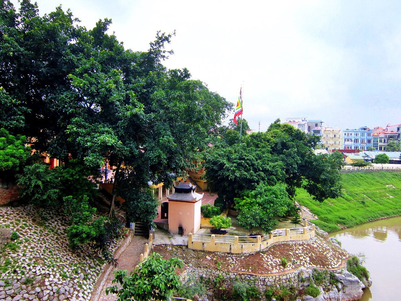 Đền Kỳ Cùng bên bờ sông