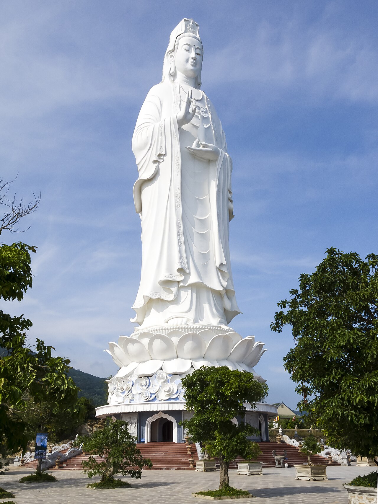 Tượng Quan Âm chùa Linh Ứng trên bán đảo Sơn Trà