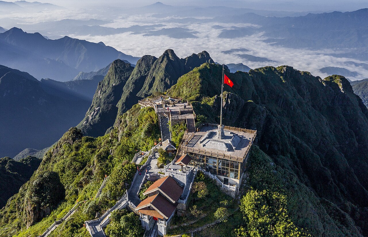Quần thể tâm linh trên đỉnh Fansipan giữa biển mây